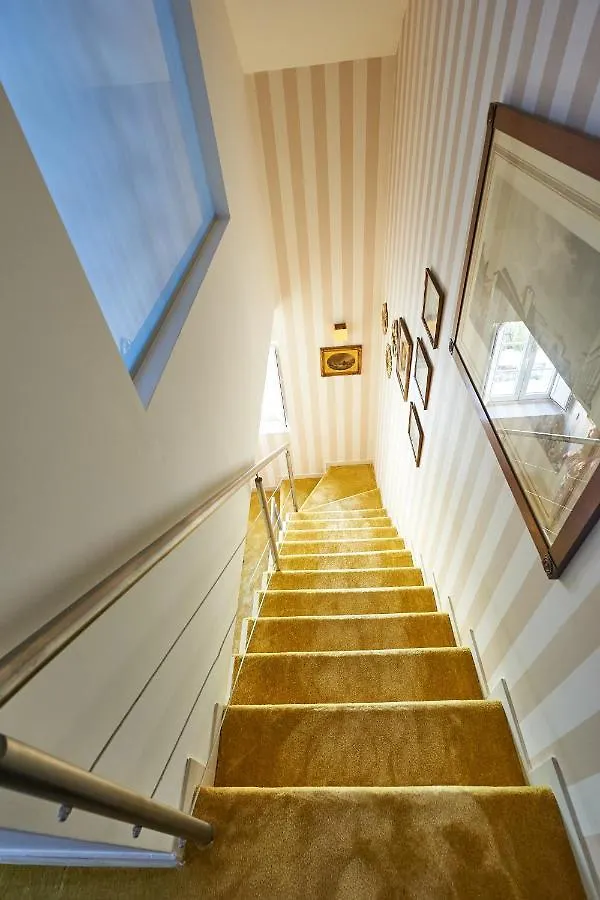 Spacious Apartment In Estoril With Private Garden 120 M²