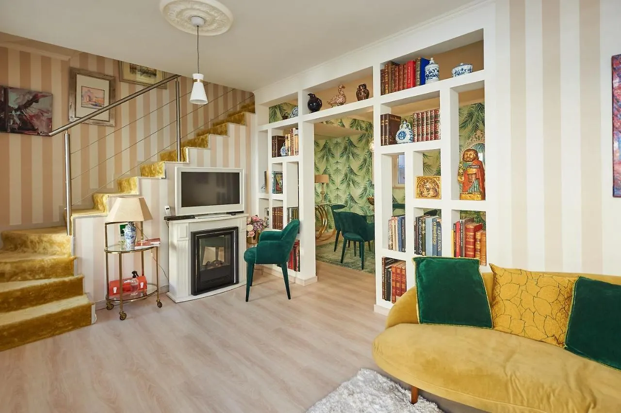 Spacious Apartment In Estoril With Private Garden 120 M²